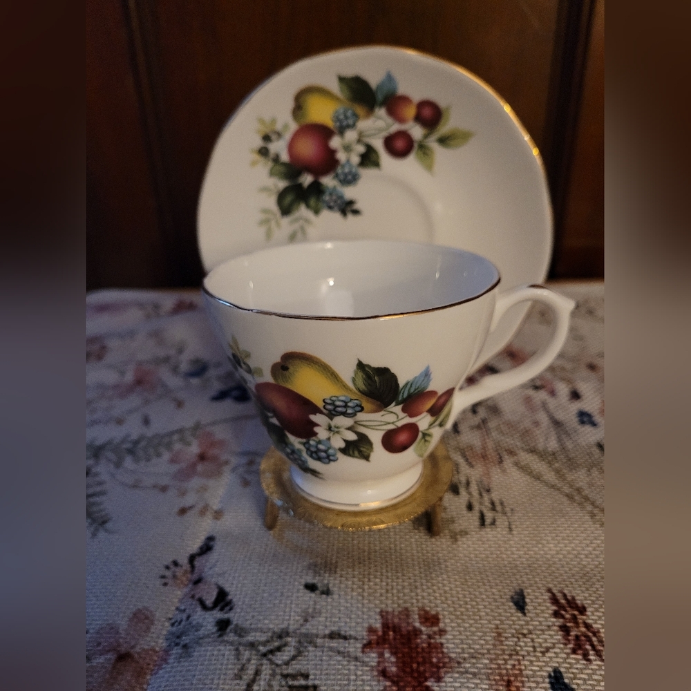 Duchess Cup & Saucer England Bone China Fruit / 384